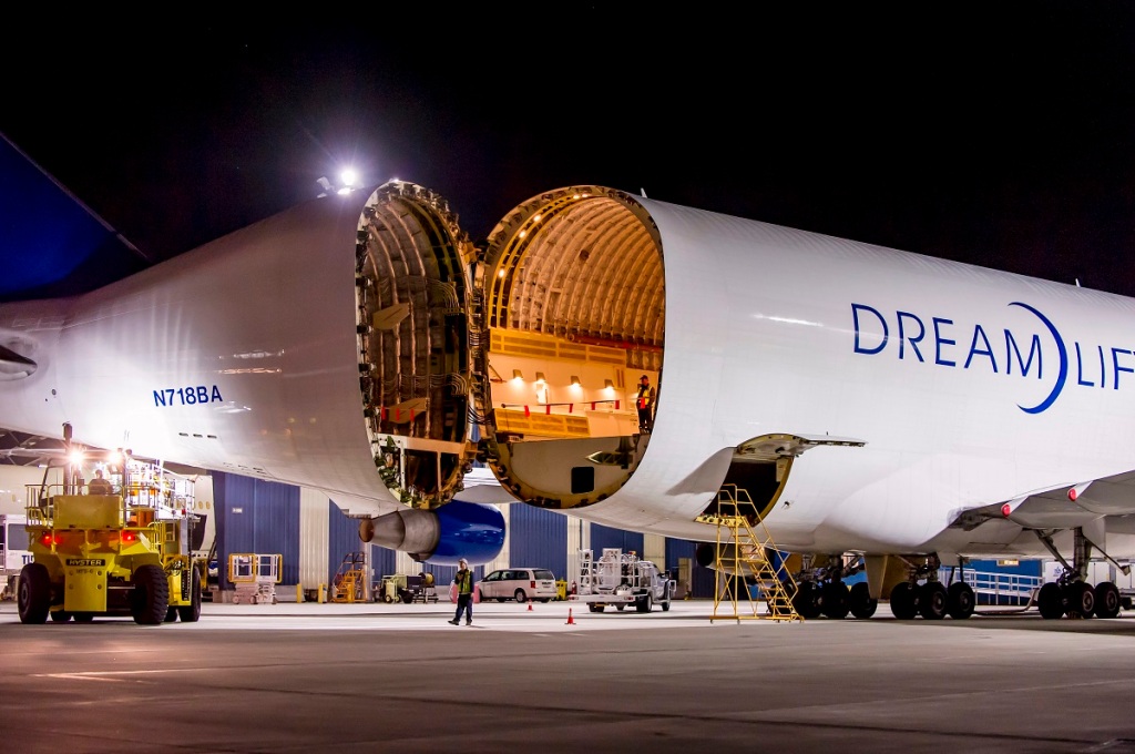 Boeing Dreamlifter Unloading 787 Forward And Aft Sections